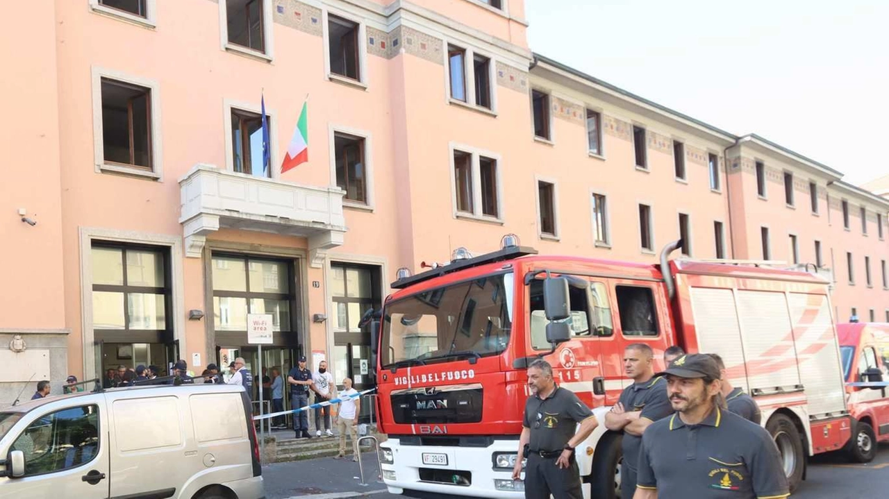 I vigili del fuoco fuori dalla Rsa Casa per coniugi a Milano I vigili del fuoco fuori dalla Rsa Casa per coniugi a Milano