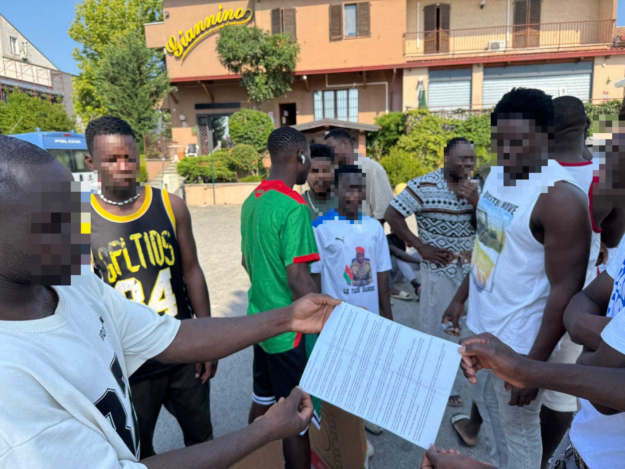 "Chiediamo di essere rispettati come essere umani, ascoltateci”: i richiedenti asilo bloccano via Turati "Chiediamo di essere rispettati come essere umani, ascoltateci”: i richiedenti asilo bloccano via Turati