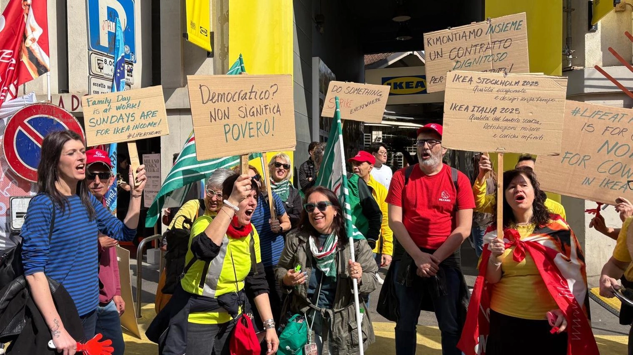 Si sono prensentati davanti allo spazio espositivo Ikea in via Vigevano 18 con bandiere e cartelli: "Democratico? Non significa povero"...
