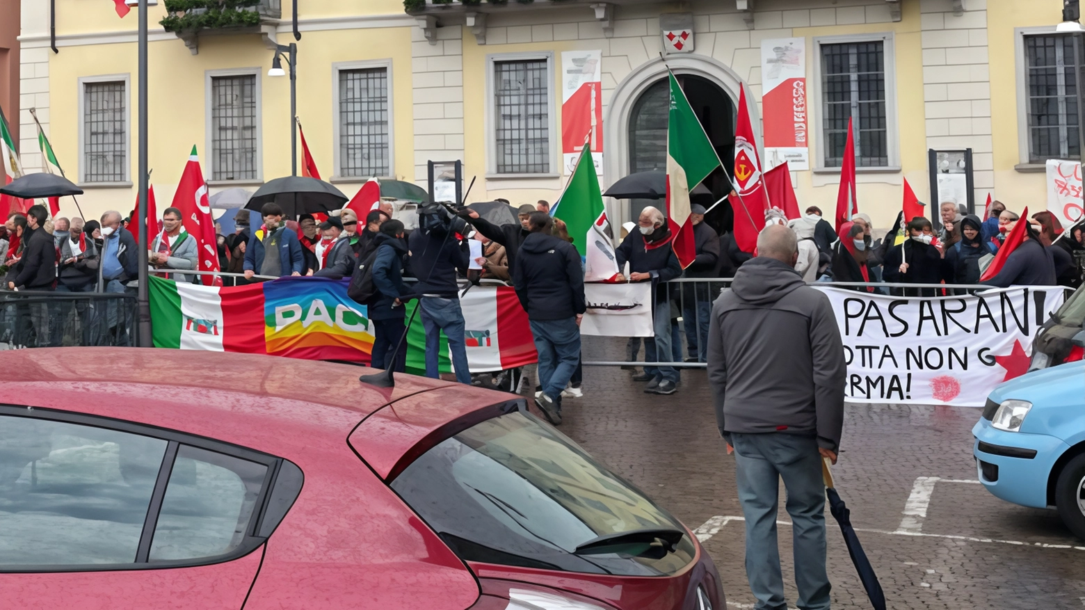 L’appuntamento domenica 28 aprile sul Lago di Como. L'Anpi e altre associazioni annunciano una protesta. Il Movimento 5 Stelle parteciperà alla contro-manifestazione