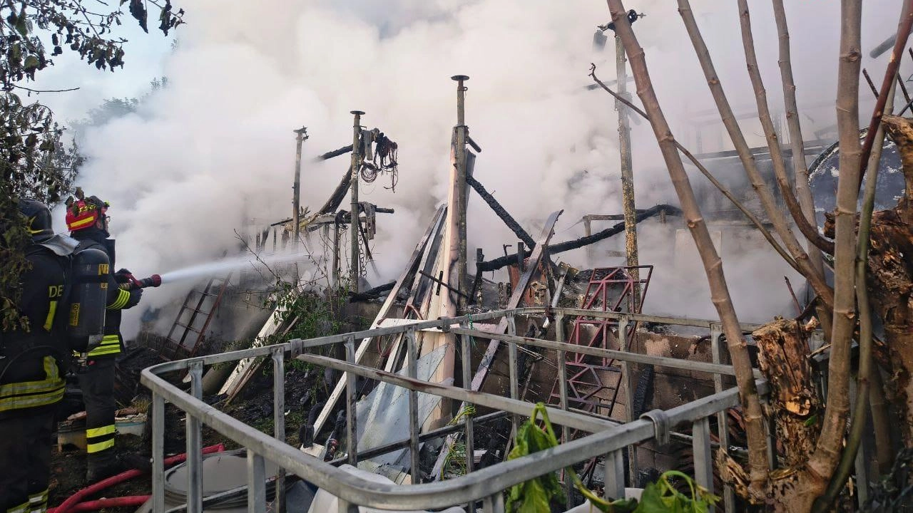 Alba di fuoco ieri mattina ad Airuno. Un incendio ha distrutto un capannone agricolo utilizzato come deposito. L’allarme è scattato... Alba di fuoco ieri mattina ad Airuno. Un incendio ha distrutto un capannone agricolo utilizzato come deposito. L’allarme è scattato...