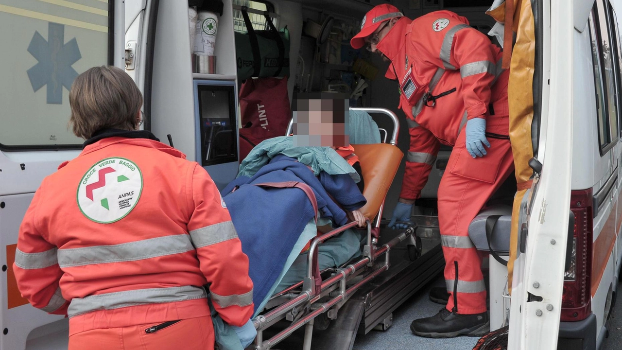 Diverbio a bordo tra un minorenne e un 42enne: lo scontro è proseguito sulla piazzola. L’uomo, ferito all’addome, in prognosi riservata. L’aggressore rintracciato in una pizzeria.