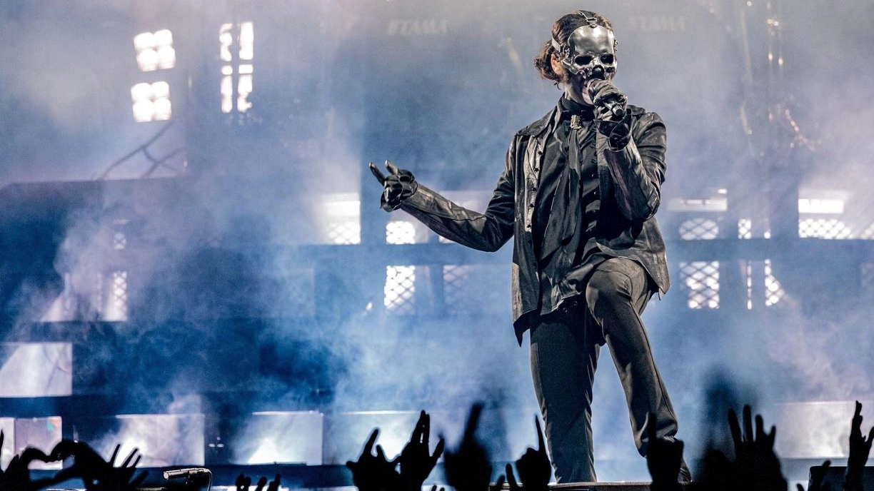 Il frontman dei Ghost, Tobias Forge, durante lo show di domenica al Forum Il frontman dei Ghost, Tobias Forge, durante lo show di domenica al Forum