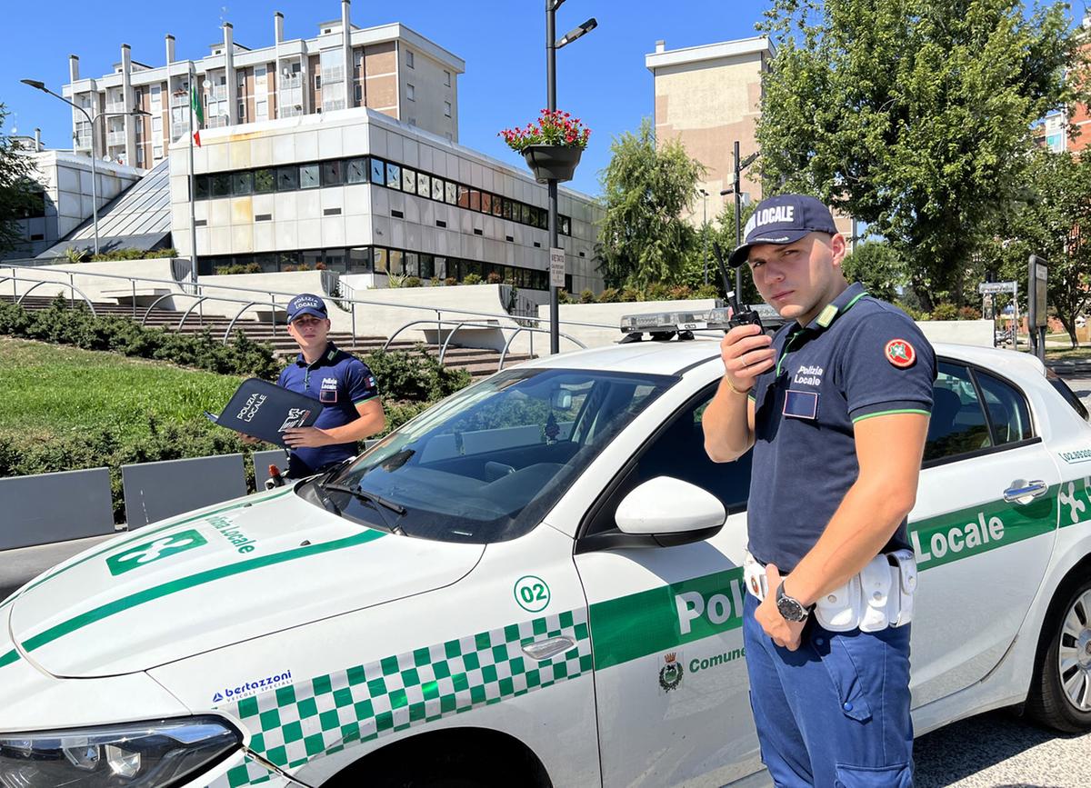 Rozzano, tenta di lanciarsi dal quinto piano mentre la madre anziana la trattiene sul parapetto: sessantenne salvata da carabinieri e vigili