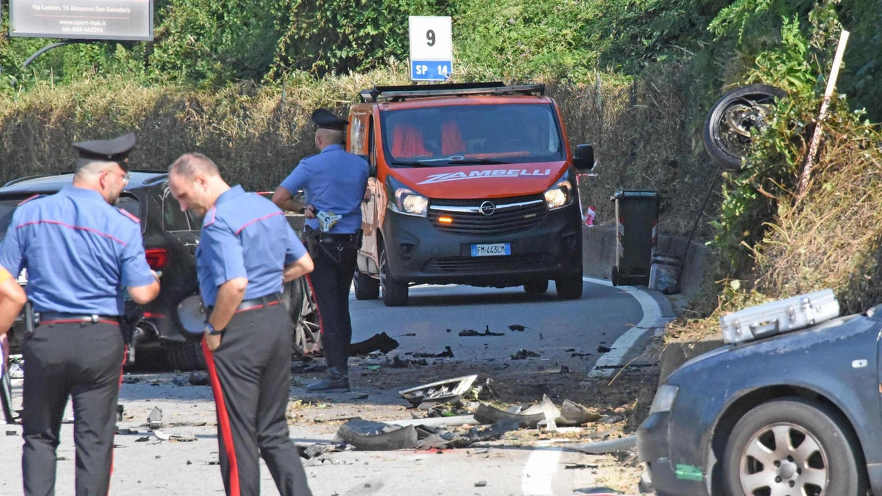 Motociclista di 42 anni muore in incidente a Villa d'Almè, Bergamo. Scontro con auto, dinamica ancora da chiarire. Lunghe code in zona. Motociclista di 42 anni muore in incidente a Villa d'Almè, Bergamo. Scontro con auto, dinamica ancora da chiarire. Lunghe code in zona.