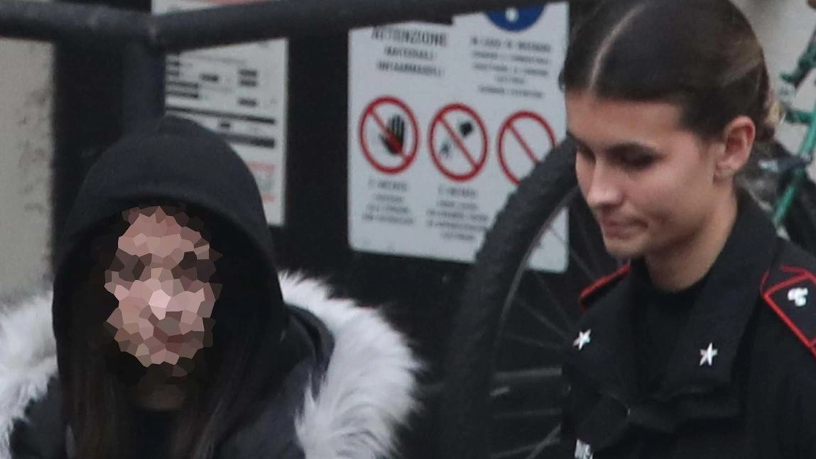 Una donna carabiniere scorta la ragazza finita nei guai con la Giustizia Una donna carabiniere scorta la ragazza finita nei guai con la Giustizia