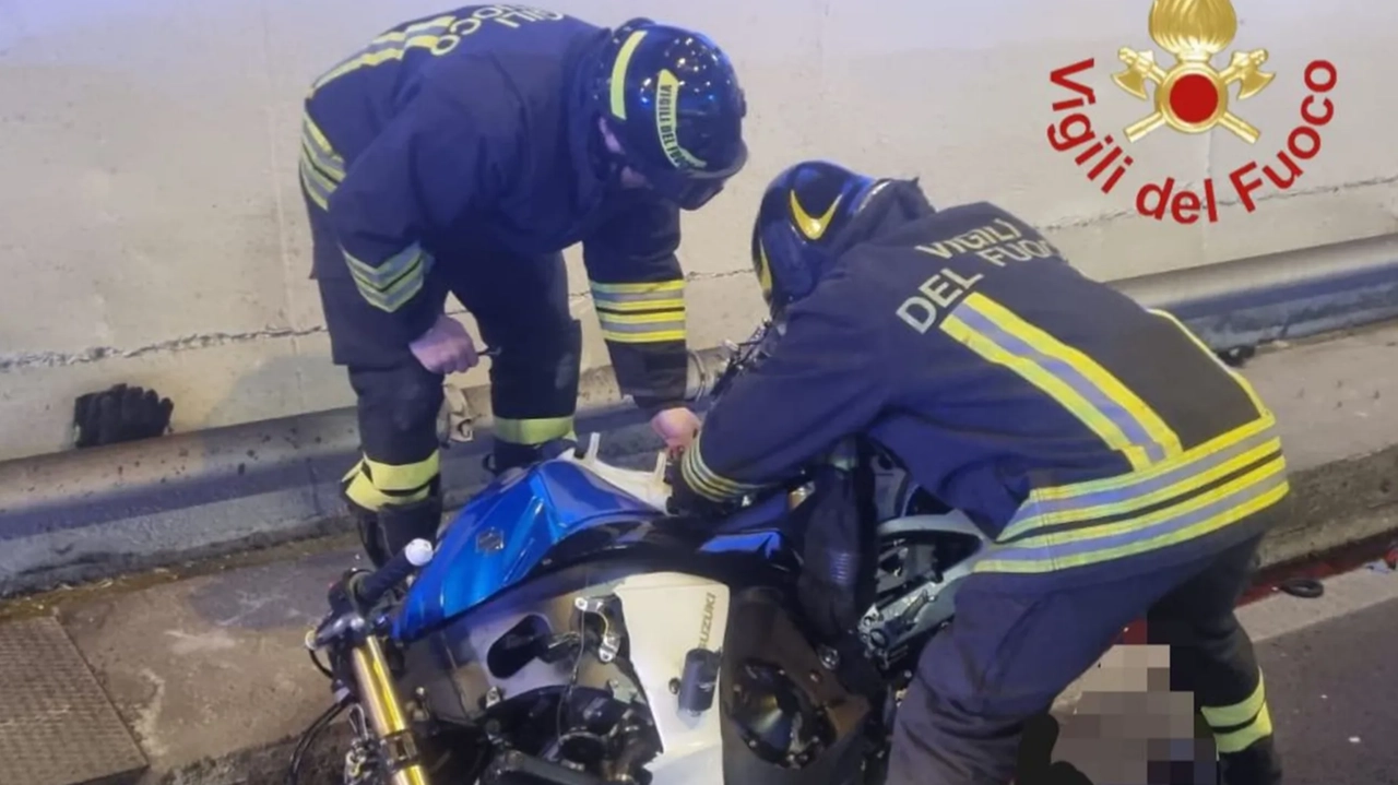 I vigili del fuoco e la moto coinvolta nell'incidente mortale di Brienno