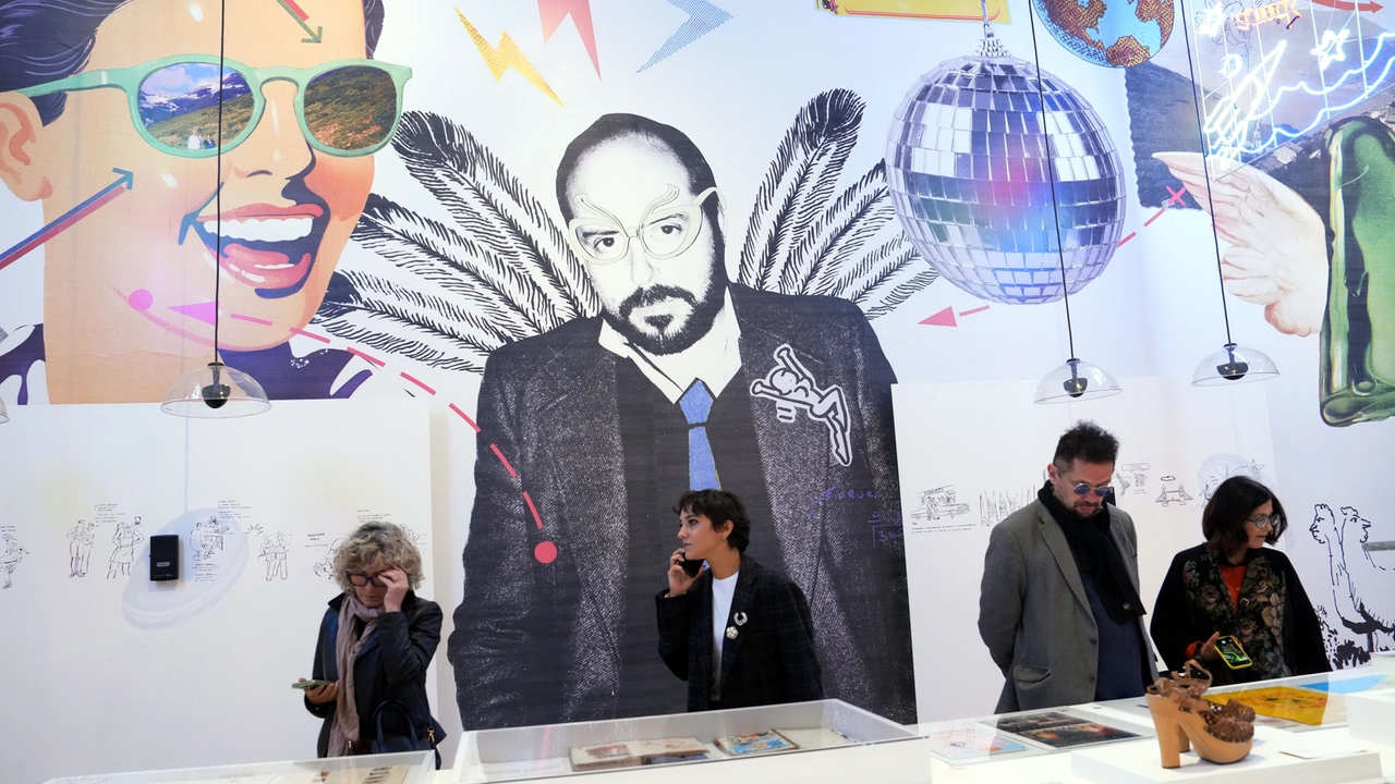 L'immagine di Elio Fiorucci, scomparso nel 2015 all'età di 80 anni, "vigila" sulla mostra L'immagine di Elio Fiorucci, scomparso nel 2015 all'età di 80 anni, "vigila" sulla mostra