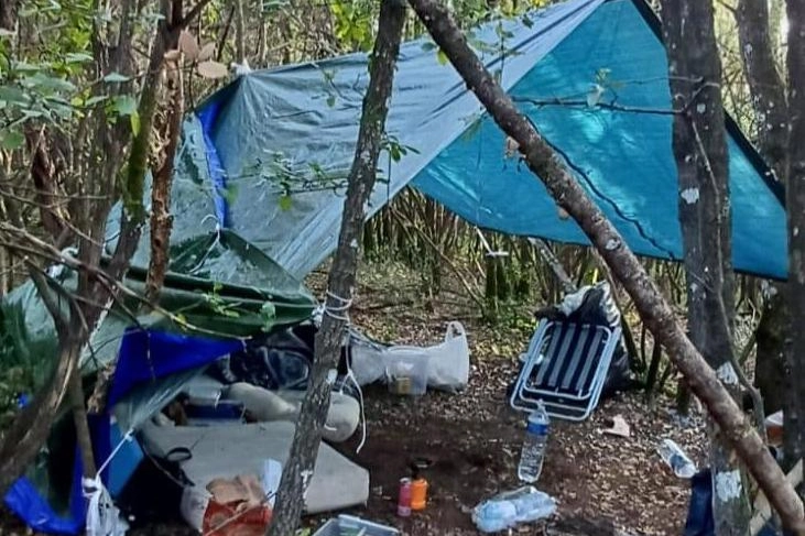 Uno dei tanti bivacchi usati dagli spacciatori smantellati dalle forze dell'ordine
