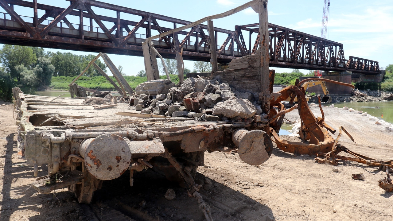 Il relitto delle parti in legno e di alcuni pezzi metallici sulla sponda dell’Oglio. La locomotiva che pesa 83 tonnellate non si trova Il relitto delle parti in legno e di alcuni pezzi metallici sulla sponda dell’Oglio. La locomotiva che pesa 83 tonnellate non si trova