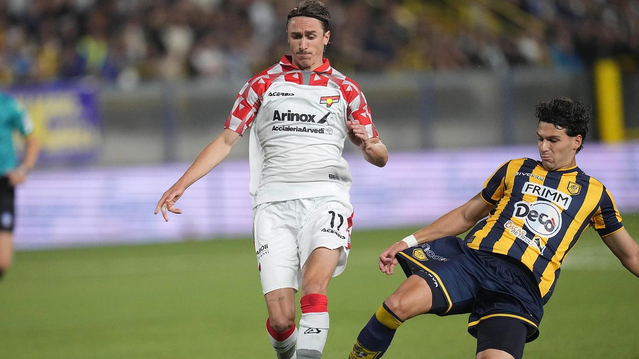 La Cremonese cade 2-1 contro la Juve Stabia nei playoff: decisivo il gol di Johnsen per mantenere vive le speranze. La Cremonese cade 2-1 contro la Juve Stabia nei playoff: decisivo il gol di Johnsen per mantenere vive le speranze.