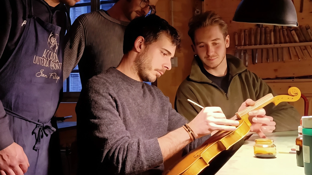 Al Centro giovanile Cubotto di via Conti sarà organizzato anche un corso di liuteria oltre che di musica Al Centro giovanile Cubotto di via Conti sarà organizzato anche un corso di liuteria oltre che di musica
