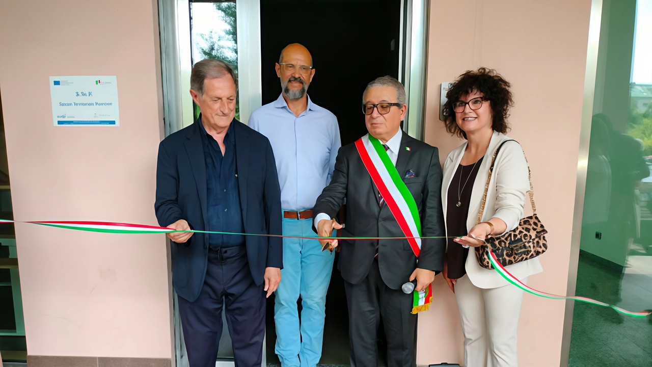 Il taglio del nastro di S. .Te.P. (Spazio Territoriale Percorsi) con il sindaco di Pero Antonino Abbate e. l’assessora. Germana Rossi Il taglio del nastro di S. .Te.P. (Spazio Territoriale Percorsi) con il sindaco di Pero Antonino Abbate e. l’assessora. Germana Rossi