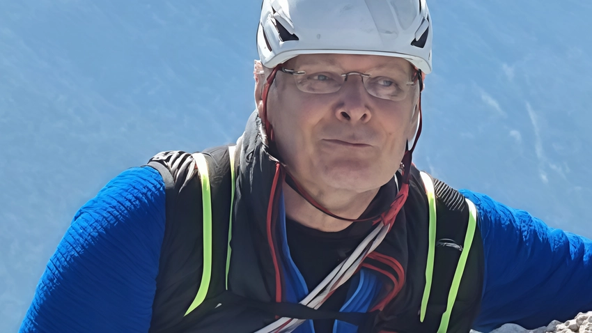 Maurizio si è fermato, con il fiato corto e la fronte imperlata di gocce di sudore. Si è portato... Maurizio si è fermato, con il fiato corto e la fronte imperlata di gocce di sudore. Si è portato...