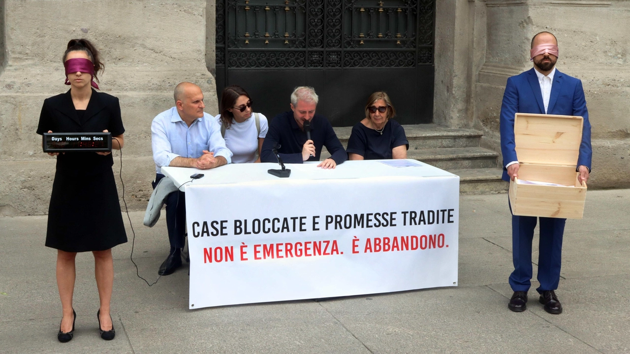 Viaggio a Scalo House, acquirenti di case bloccate in sciopero della fame "Dalla Germania a Milano, ho già versato 300mila euro che rischio di perdere". Viaggio a Scalo House, acquirenti di case bloccate in sciopero della fame "Dalla Germania a Milano, ho già versato 300mila euro che rischio di perdere".