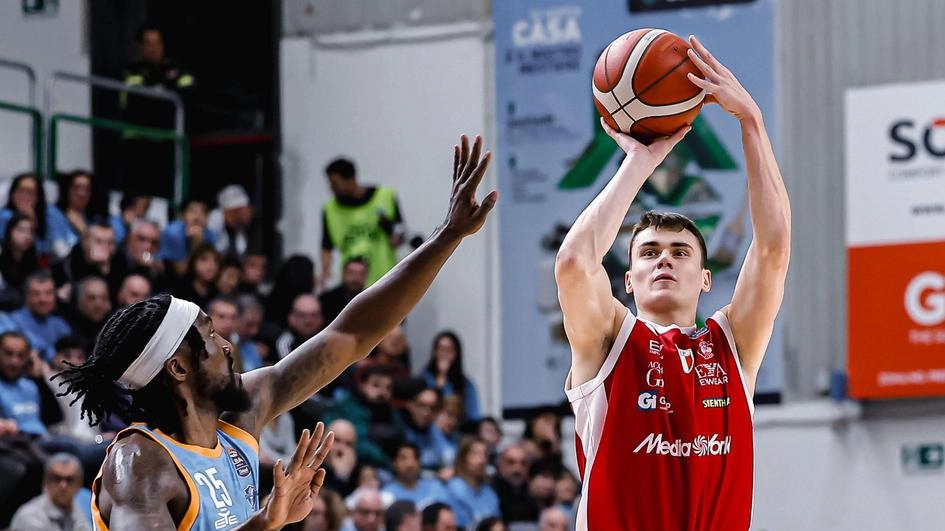 Nenad Dimitrijevic, play dell’Olimpia, al tiro nella gara contro la Dinamo Nenad Dimitrijevic, play dell’Olimpia, al tiro nella gara contro la Dinamo