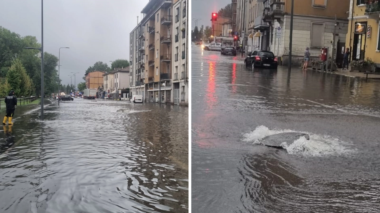 Via Vittorini allagata, nel quartiere di Ponte Lambro. L'acqua fuoriesce a fiotti dai tombini (Ansa/Andrea Fasani)