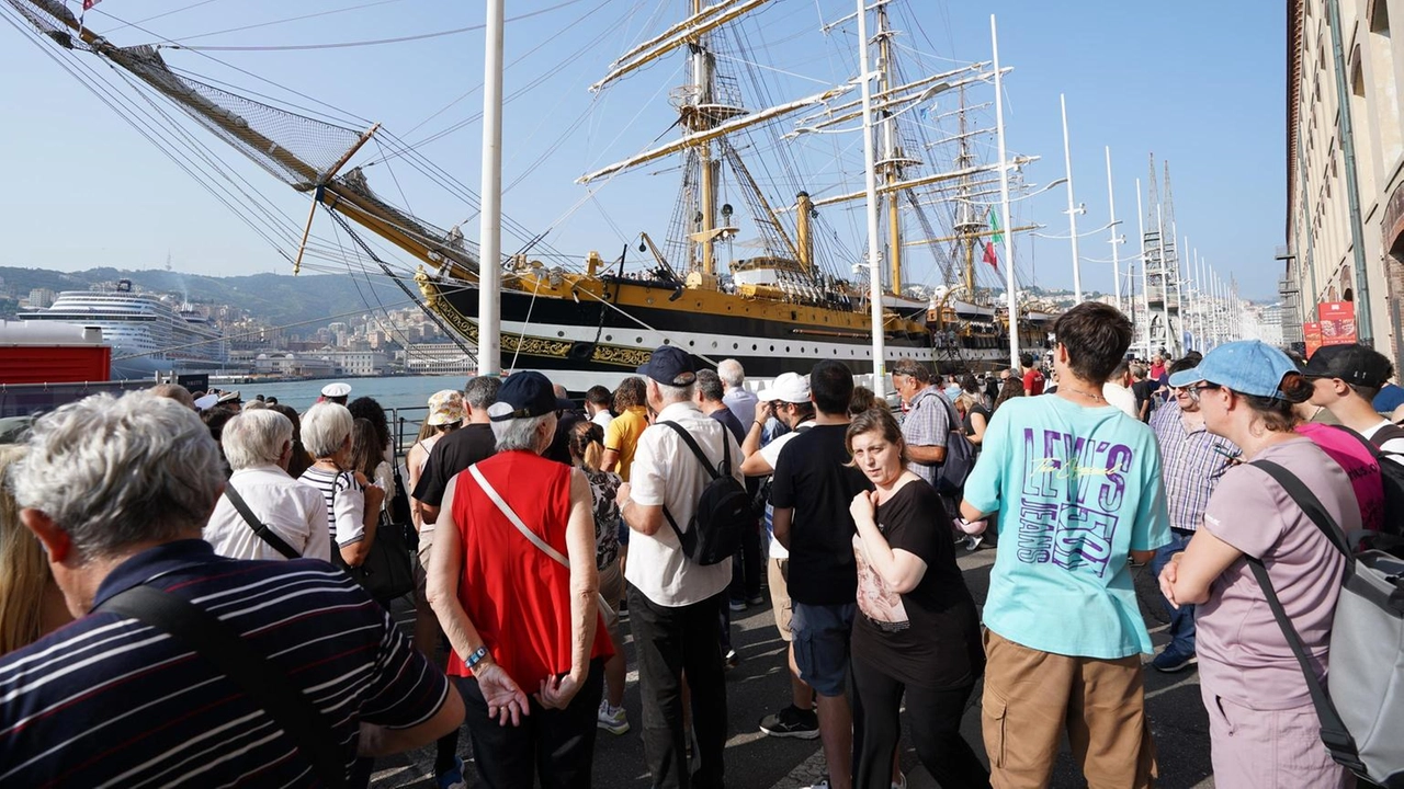 Il veliero Vespucci, attraccato al Porto Antico di Genova, attira turisti e genovesi con il suo fascino senza tempo. Il veliero Vespucci, attraccato al Porto Antico di Genova, attira turisti e genovesi con il suo fascino senza tempo.