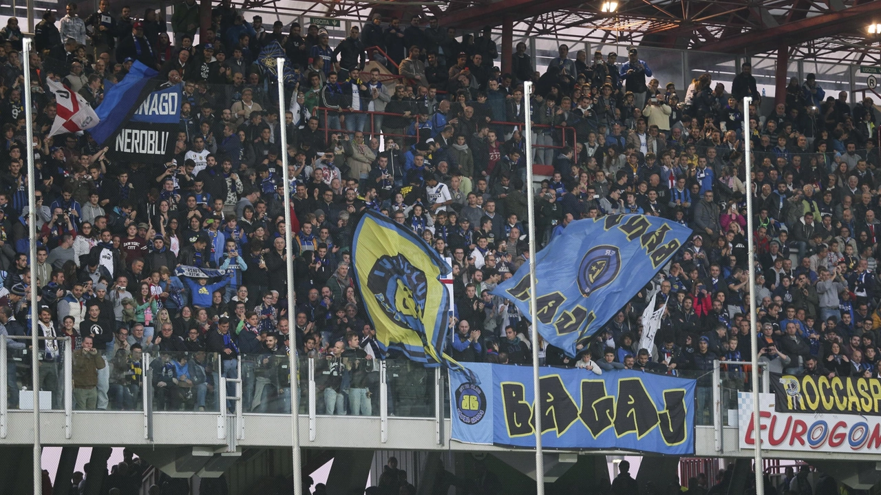 Gruppo di sostenitori dell'Inter che segue la partita dalla tribuna Gruppo di sostenitori dell'Inter che segue la partita dalla tribuna