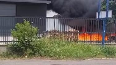Incendio a Cambiago, fiamme in un capannone: alta colonna di fumo Incendio a Cambiago, fiamme in un capannone: alta colonna di fumo