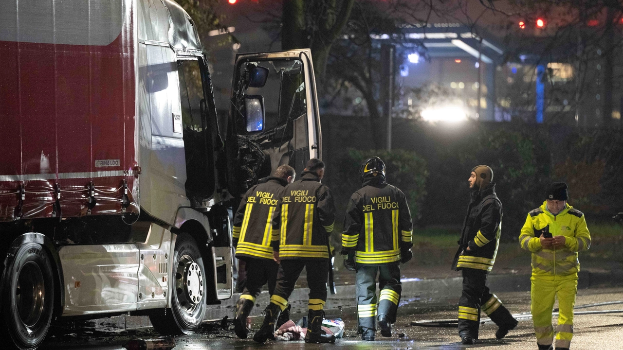 Incendio motrice tir autista morto al interno della cabina