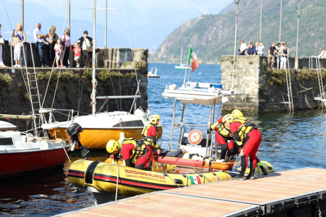 I volontari del Soccorso bellanese in idroambulanza