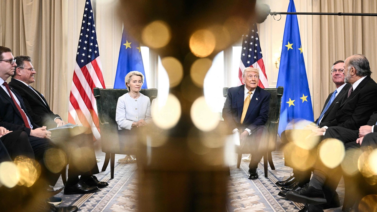 Il Presidente degli Stati Uniti Donald Trump (a destra) e la Presidente della Commissione Europea Ursula von der Leyen (a sinistra) parlano alla stampa dopo l'accordo sui dazi Il Presidente degli Stati Uniti Donald Trump (a destra) e la Presidente della Commissione Europea Ursula von der Leyen (a sinistra) parlano alla stampa dopo l'accordo sui dazi