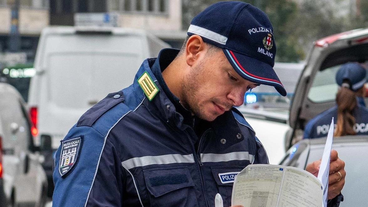 Il tentato furto al semaforo. La reazione immediata della vittima. E l’intervento, con arresto, della polizia locale. In manette sono... Il tentato furto al semaforo. La reazione immediata della vittima. E l’intervento, con arresto, della polizia locale. In manette sono...