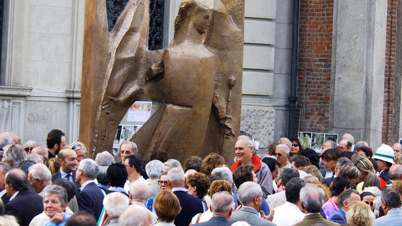 Intitolata a San Michele Arcangelo, il Comune ne decretò la fine nel 1921 . Traccia dei suoi affreschi è ancora conservata nel museo del Duomo. Dal 2004 una statua alta 4 metri ne ricorda ancora oggi l’esistenza. Intitolata a San Michele Arcangelo, il Comune ne decretò la fine nel 1921 . Traccia dei suoi affreschi è ancora conservata nel museo del Duomo. Dal 2004 una statua alta 4 metri ne ricorda ancora oggi l’esistenza.