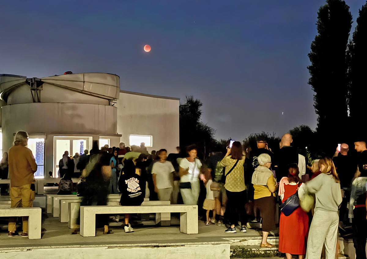 Gli astrofili e il fenomeno Luna rossa. Centinaia di innamorati del cielo