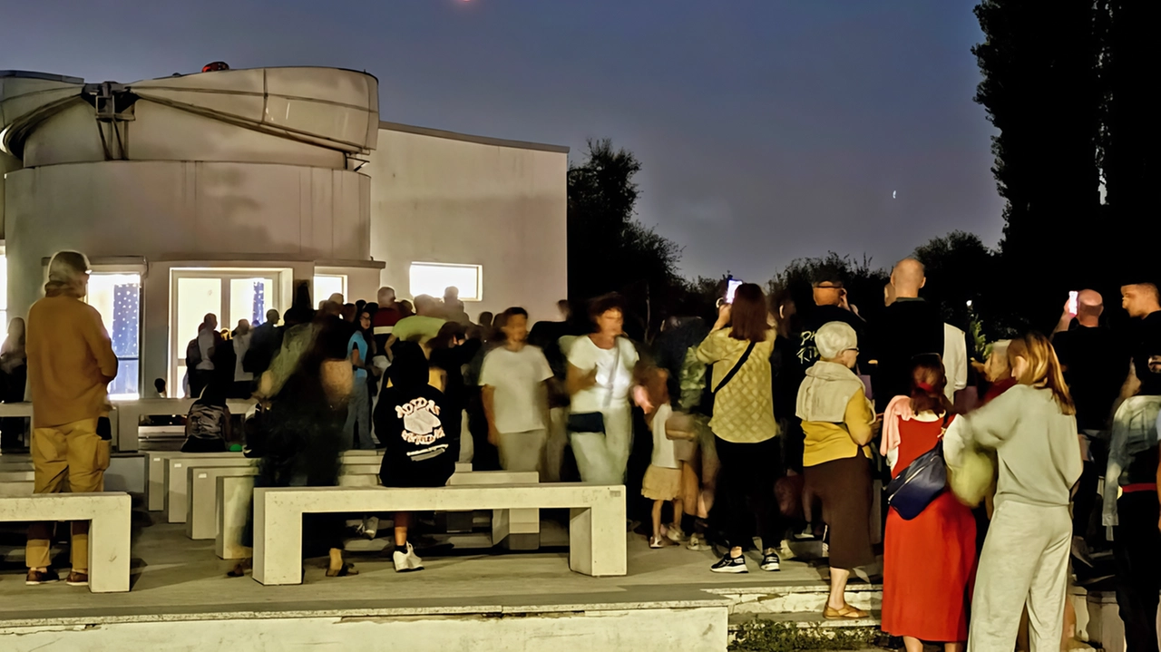Successo delle serate speciali organizzate a Rozzano e a Opera per ammirare la Luna rossa Successo delle serate speciali organizzate a Rozzano e a Opera per ammirare la Luna rossa