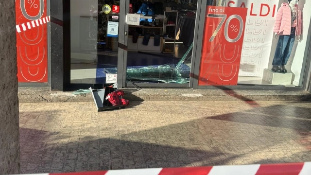 Uno dei negozi danneggiati a Legnano Uno dei negozi danneggiati a Legnano