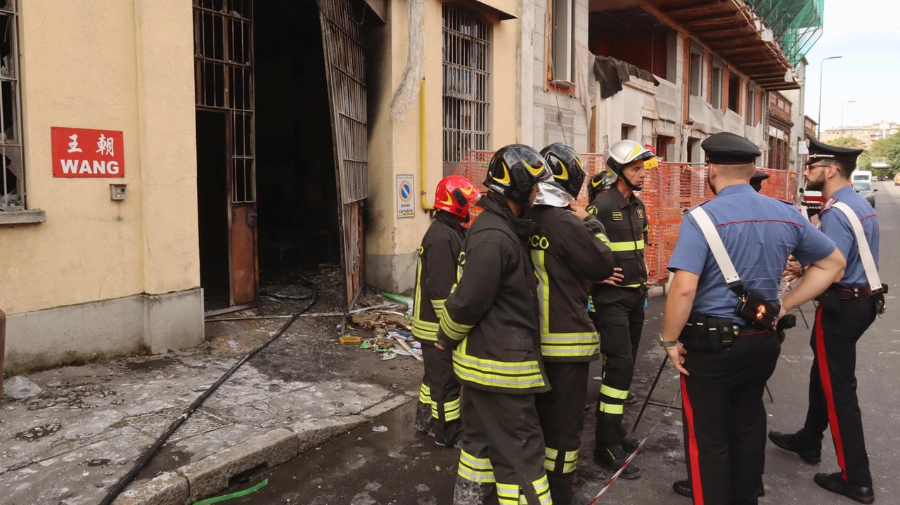 Tre morti nell’incendio. La denuncia dei titolari: "Minacce da un uomo per avere 20mila euro"