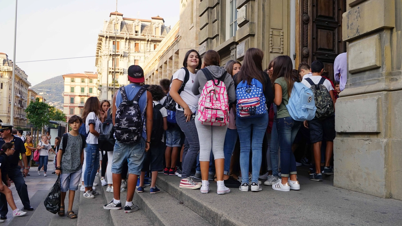 Anche il mondo della scuola deve fare i conti con tagli e finanziamenti sempre più magri Anche il mondo della scuola deve fare i conti con tagli e finanziamenti sempre più magri
