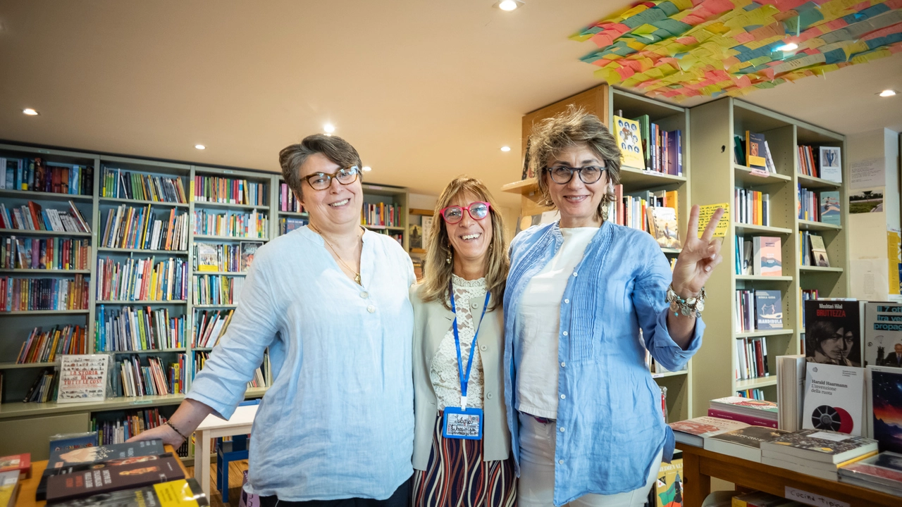 La squadra "per un giorno" della libreria di via Losanna 6. Da sinistra: Paola Rinaldi, Sara Morelli ed Elisabetta Pacillo