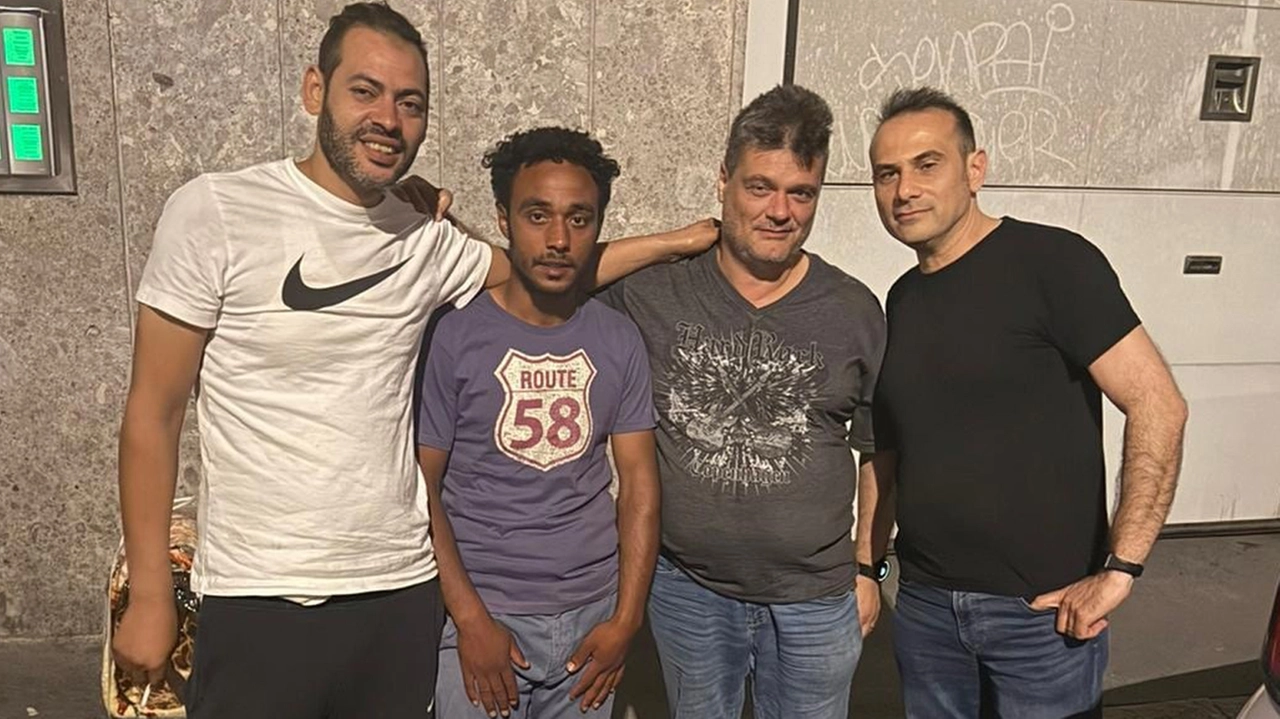 Ahmed (al centro con la maglia viola), insieme Magdy Reiad (a sinistra) e alcuni cittadini che lo hanno aiutato Ahmed (al centro con la maglia viola), insieme Magdy Reiad (a sinistra) e alcuni cittadini che lo hanno aiutato