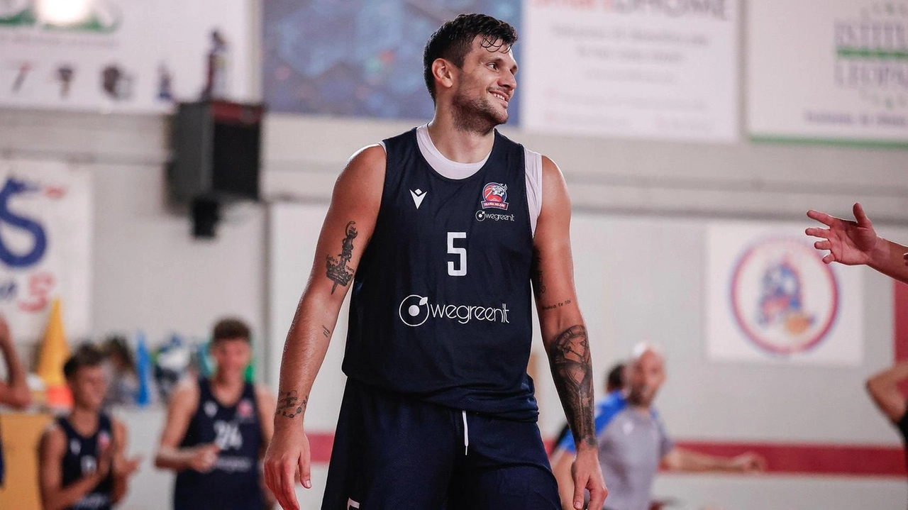 Alessandro Gentile sul parquet con la maglia dell’Urania dove è arrivato in estate Alessandro Gentile sul parquet con la maglia dell’Urania dove è arrivato in estate