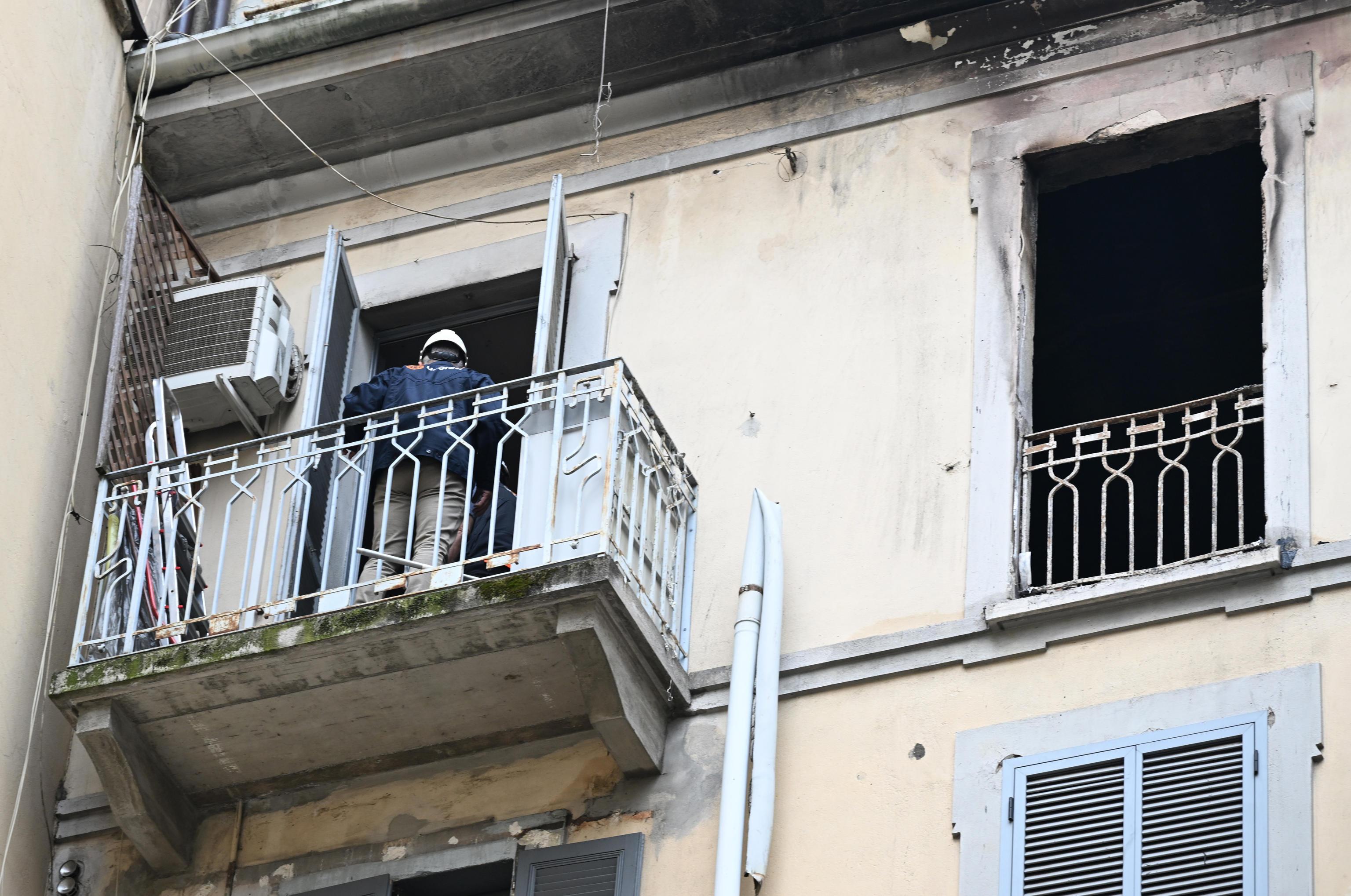 Incendio in viale Abruzzi, muore lanciandosi dal quarto piano. Lo choc dei vicini: “Urla lancinanti e fiamme enormi”