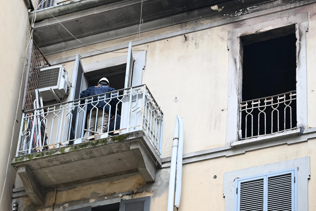 Si butta dal quarto piano per sfuggire a incendio e muore