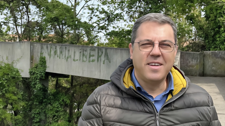 Il sindaco Pierluigi Costanzo sulla passerella che verrà demolita Il sindaco Pierluigi Costanzo sulla passerella che verrà demolita