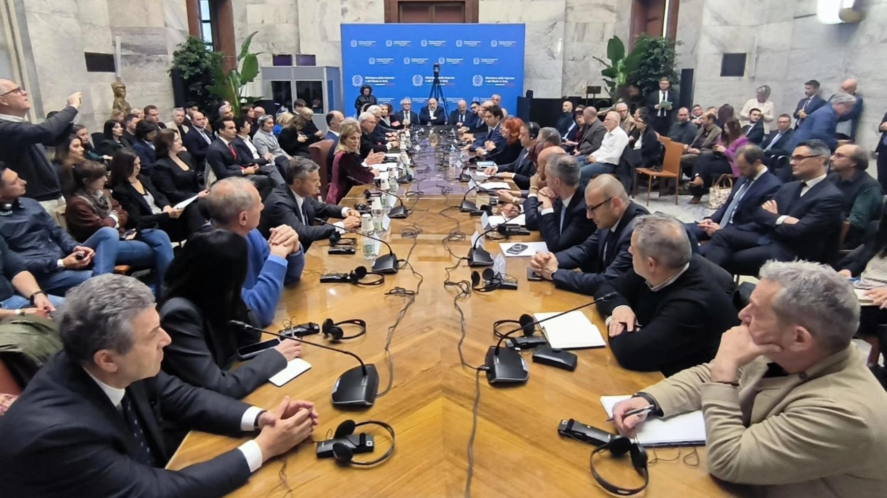 Il tavolo per la firma dell’accordo che ha chiuso la vertenza Beko al Ministero delle imprese e del made in italy Il sito di Cassinetta non sarà ridimensionato ma diventerà un centro importante