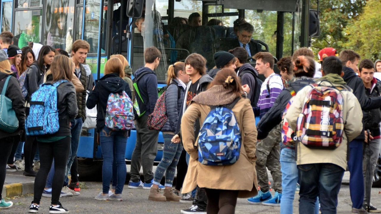 Sono un centinaio i ragazzi che ieri mattina hanno atteso invano i mezzi di Autoguidovie per essere portati in orario alle superiori Sono un centinaio i ragazzi che ieri mattina hanno atteso invano i mezzi di Autoguidovie per essere portati in orario alle superiori