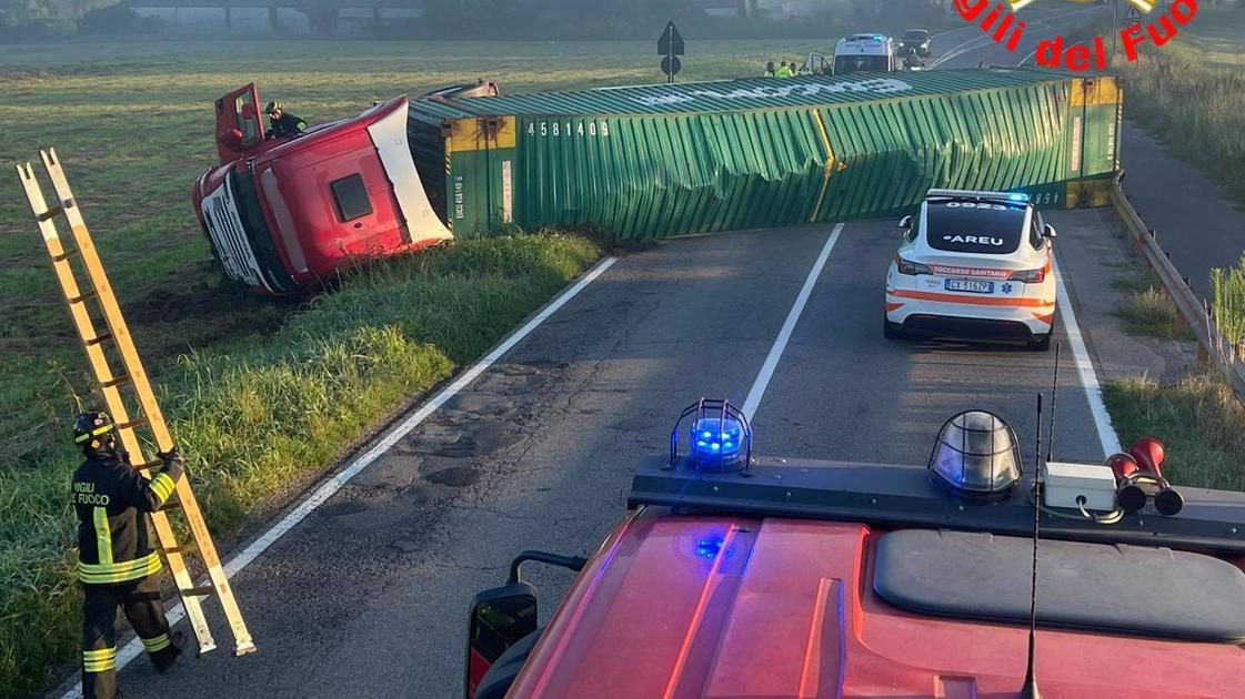 Si ribalta autotreno carico di alcolici. Camionista salva Si ribalta autotreno carico di alcolici. Camionista salva