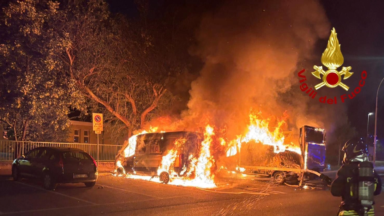 Indagini ancora in corso per chiarire l’origine del rogo scoppiato nella notte tra mercoledì e giovedì. Per circostanze al vaglio... Indagini ancora in corso per chiarire l’origine del rogo scoppiato nella notte tra mercoledì e giovedì. Per circostanze al vaglio...