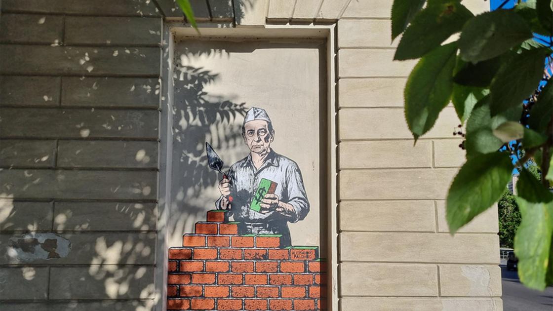 arte e cronaca murale con sala muratore in una nicchia della facciata della galleria d8217arte moderna