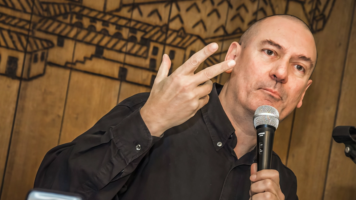 Una delle più belle penne di genere noir, gli esordi a Milano e il suo “L’amore non è un arrocco“ "Cominciai da pubblicitario, ho inseguito il sogno di scrivere con pochi soldi in tasca: non ho rimpianti". Una delle più belle penne di genere noir, gli esordi a Milano e il suo “L’amore non è un arrocco“ "Cominciai da pubblicitario, ho inseguito il sogno di scrivere con pochi soldi in tasca: non ho rimpianti".
