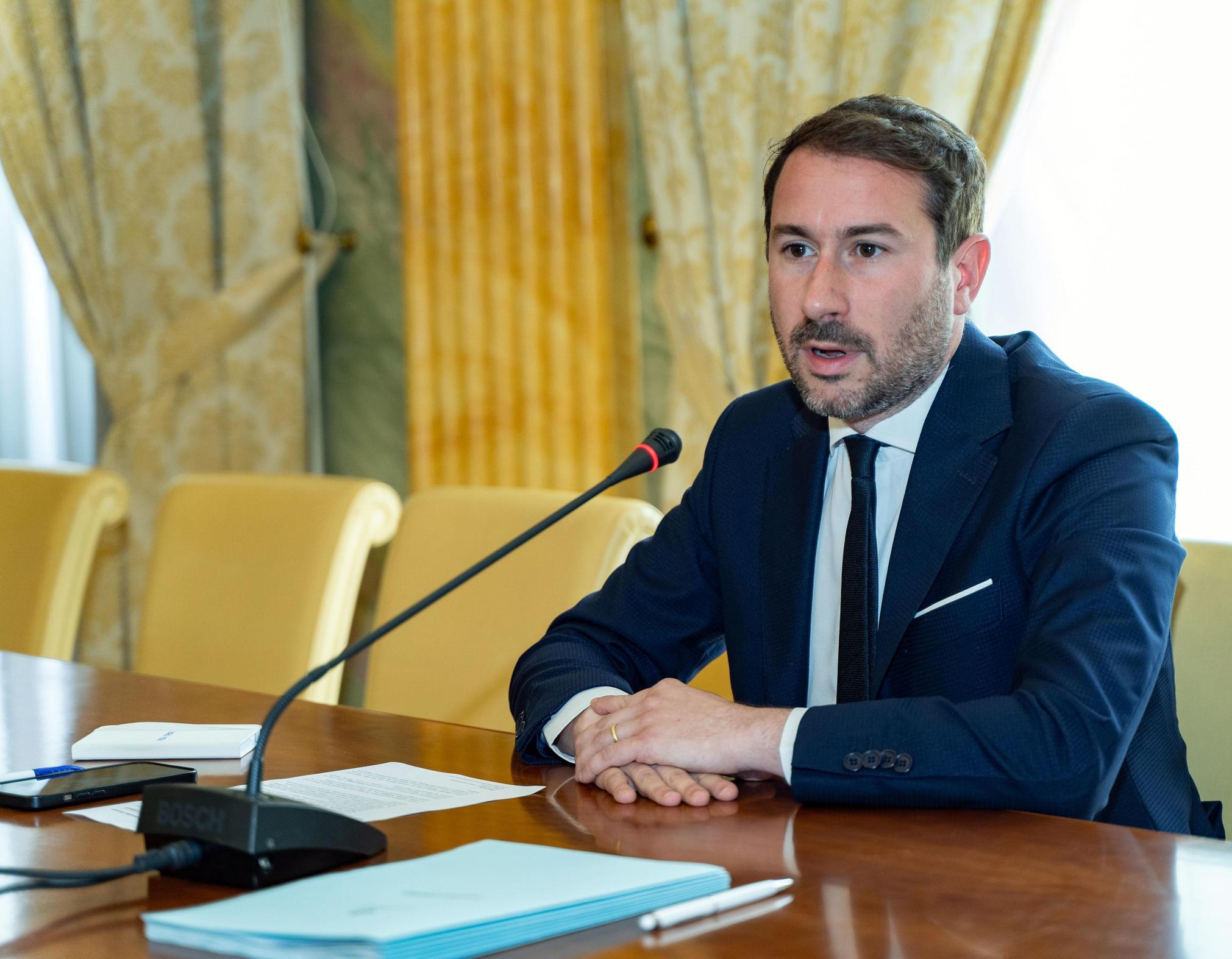 Cinisello, "meno ore, meno soldi". Servizio pulizie nel mirino. Lo scontro finisce in Prefettura Cinisello, "meno ore, meno soldi". Servizio pulizie nel mirino. Lo scontro finisce in Prefettura