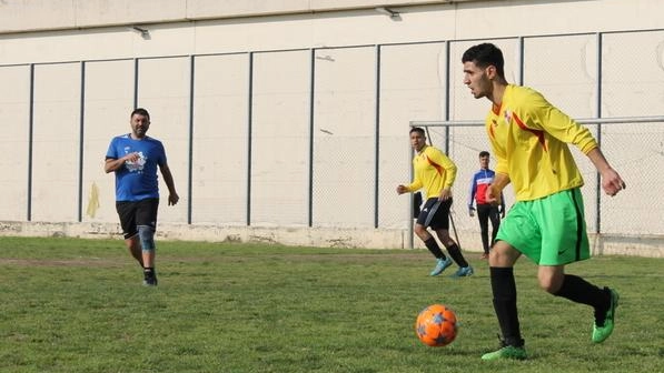 Un momento della partita tra la squadra de Il Giorno e TeleLombardia e i detenuti del carcere di Monza