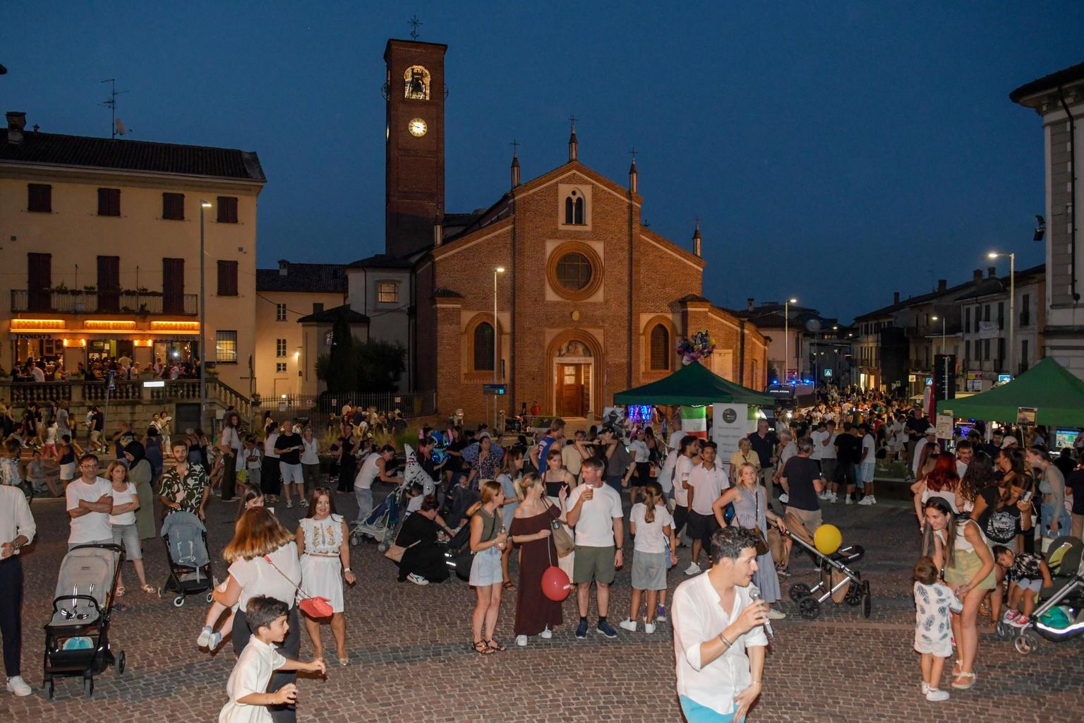La notte più lunga di Melegnano. Migliaia in festa, ma rissa a sassate La notte più lunga di Melegnano. Migliaia in festa, ma rissa a sassate