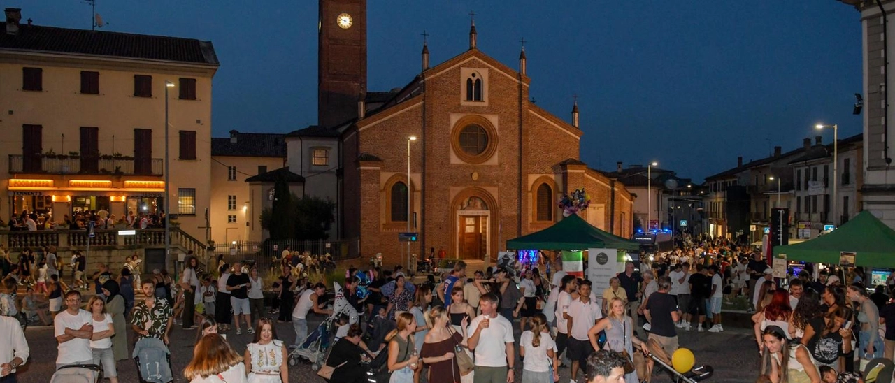 La notte più lunga di Melegnano. Migliaia in festa, ma rissa a sassate